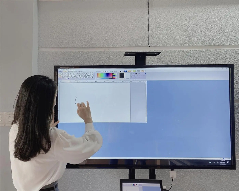 Màn hình tương tác được thiết kế với nhiều tính năng vượt trội