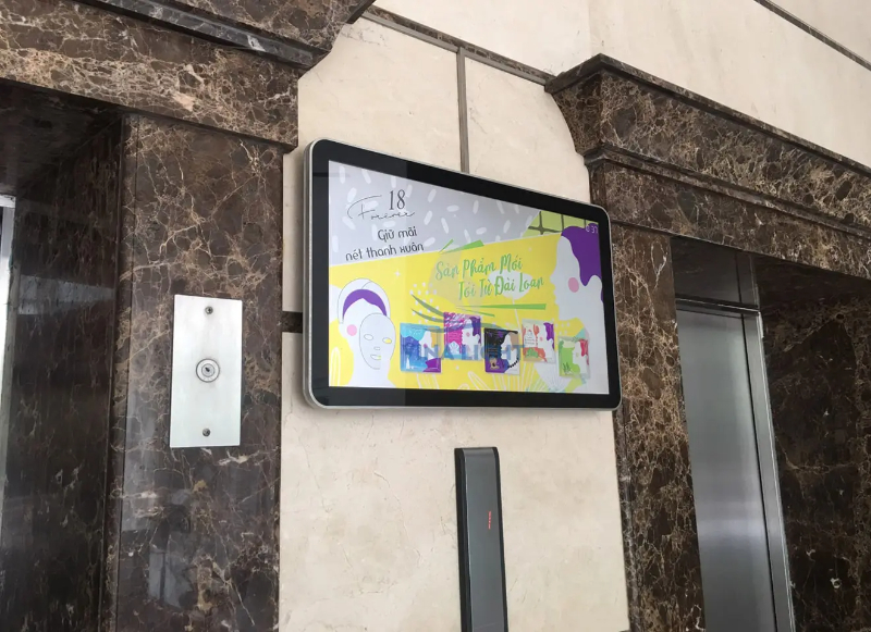 Màn hình khách sạn khu vực thang máy