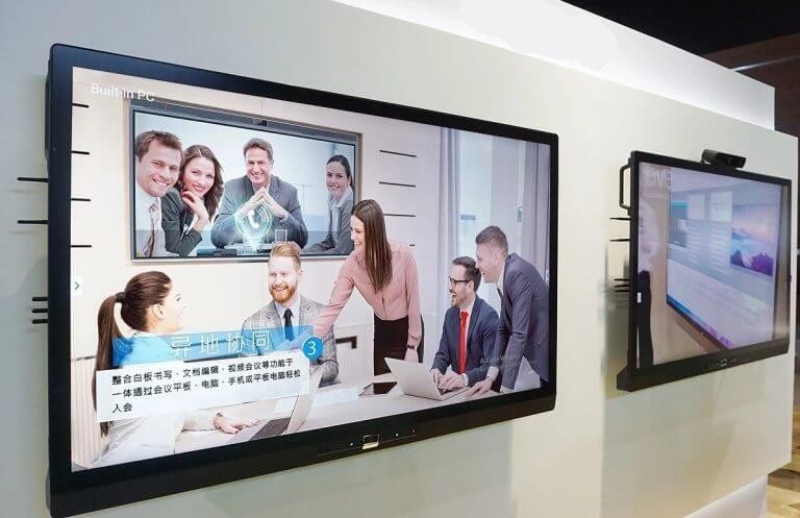 Màn hình tương tác thông minh tại cửa hàng bán lẻ