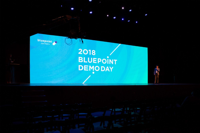 Background khác backdrop như thế nào