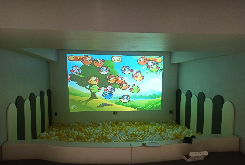 Màn hình tương tác khu vui chơi là gì?