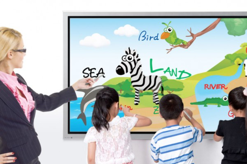 Tại sao nên ứng dụng màn hình tương tác dạy học