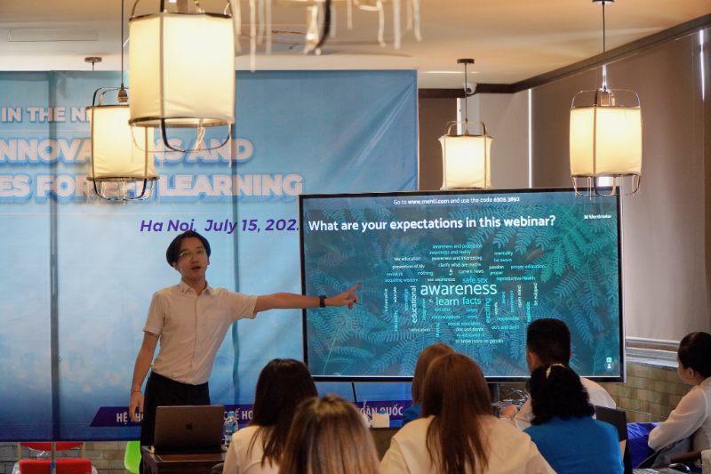 Lắp đặt màn hình tương tác thông minh 65 inch WINDTEK cho khách hàng