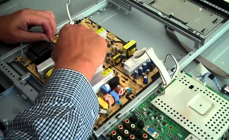 Liên hệ nhân viên kỹ thuật có chuyên môn sửa màn hình tương tác