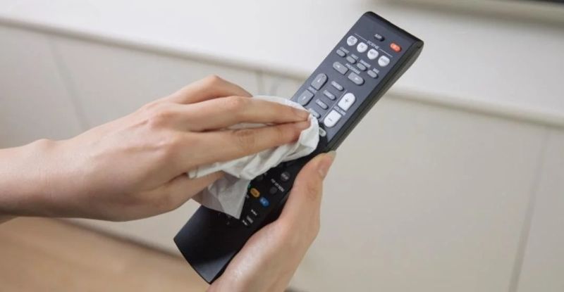 Cách vệ sinh điều khiển tivi hỗ trợ vận hành ổn định