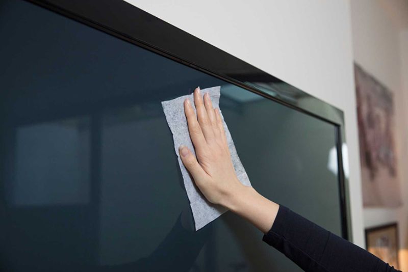 Những điều cần tránh khi vệ sinh màn hình tivi