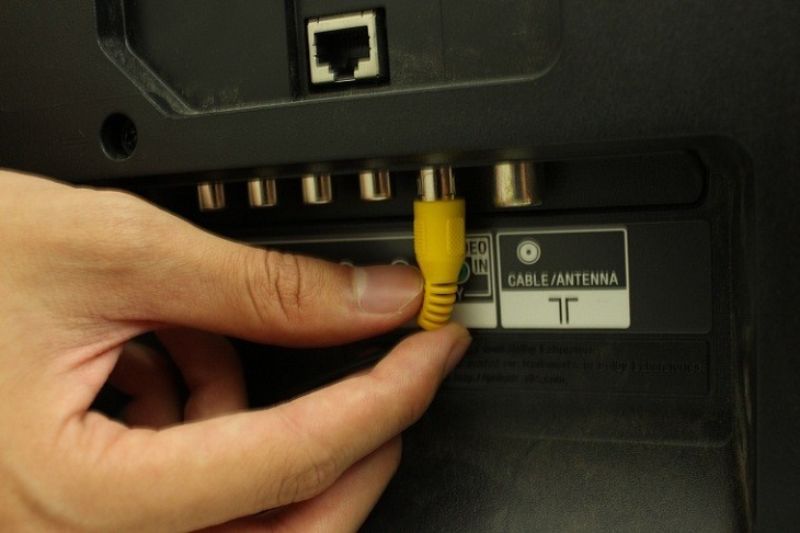 Cố định kết nối màn hình và vệ sinh đầu kết nối