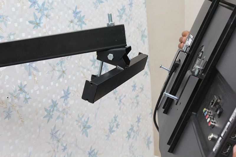 Để treo được tivi lên tường bạn cần khoan